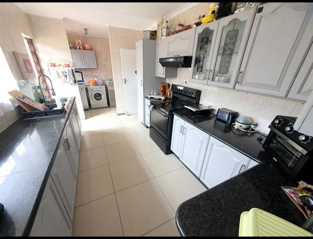 4 BEDROOM HOUSE FOR SALE IN SINOVILLE